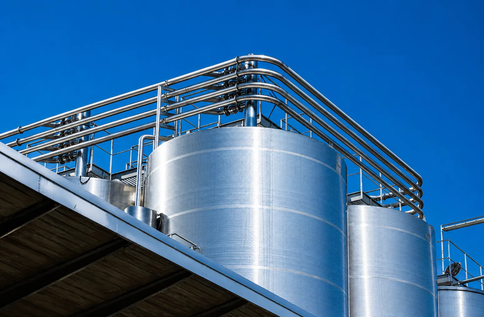 Serbatoi inox di grandi dimensioni per stoccaggio vino sfuso