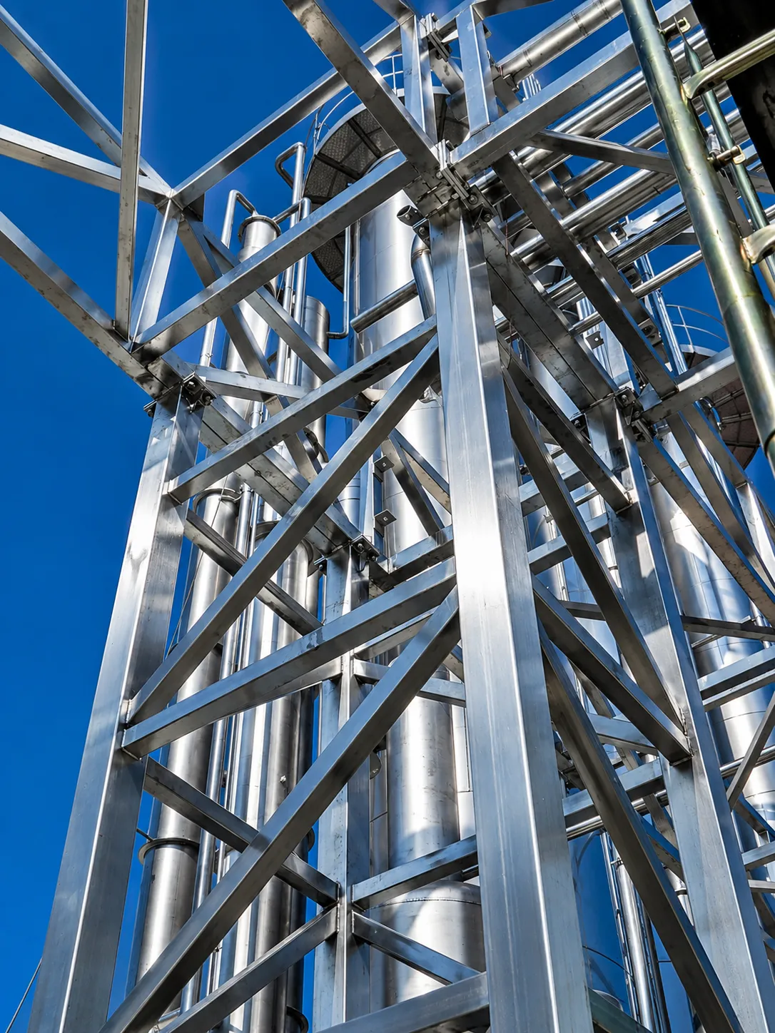 Torre strutturale in acciaio inox con tubazioni per impianto chimico esterno
