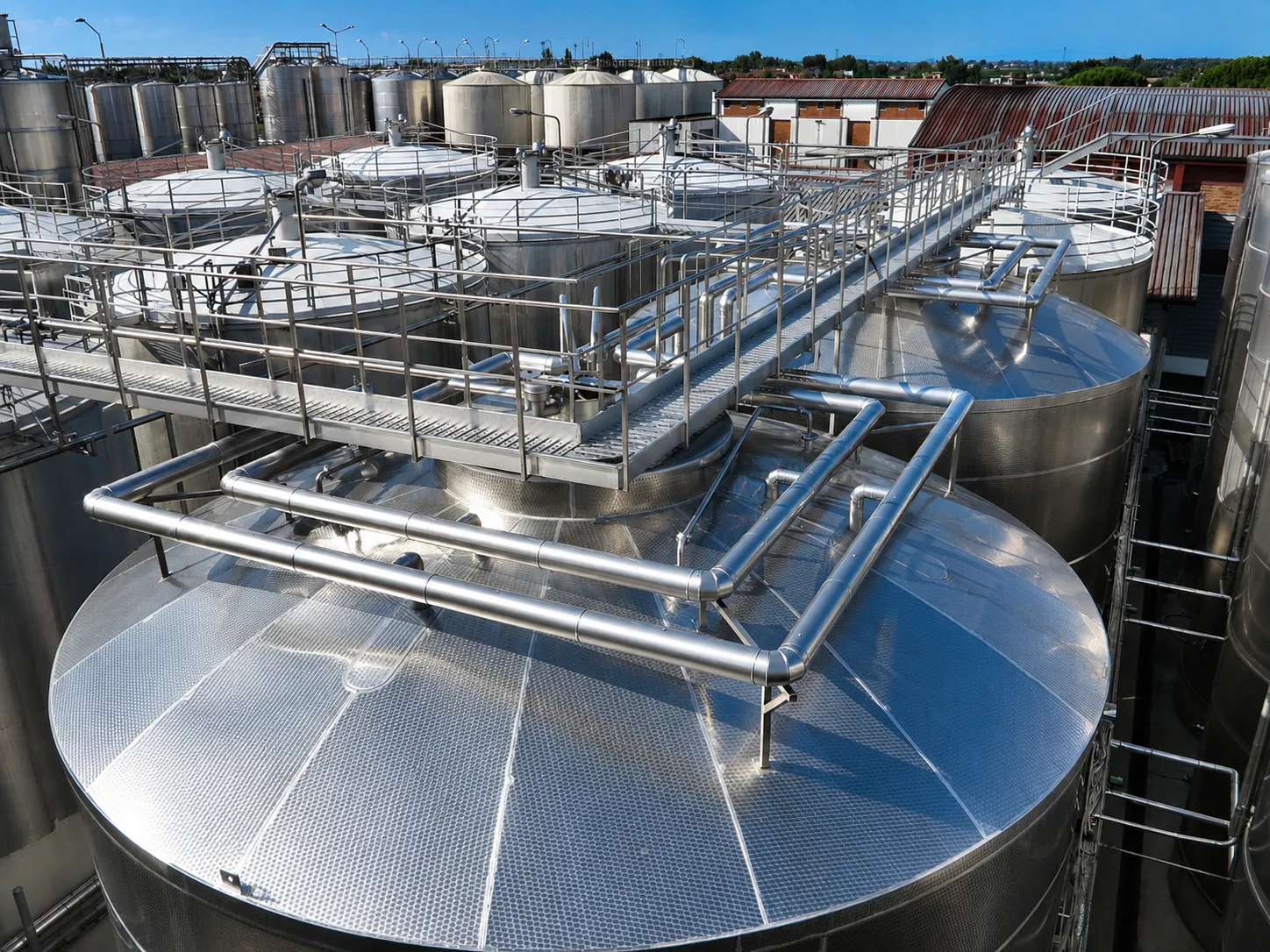 Vista aerea serbatoi inox di grandi dimensioni per impianto refrigerazione industriale
